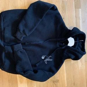 Hoodie - S - Hoodie i storlek S! Knappt använd! Från shein. Bra skick och material. 60kr