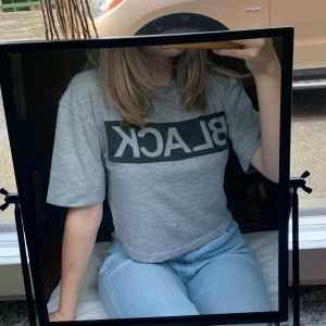 Croppad t-shirt - Grå t-shirt med lite längre ärmar från Black Label Collection (Lager 157). Storlek S men sitter rätt så löst så passar säkert även på M och XS om man vill ha mer oversized stil, väldigt bekväm! Kan mötas upp i Sthlm eller köparen står för frakt :)