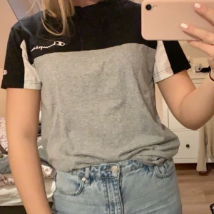 Champions t-shirt - Cool Champion t-shirt från herravdelningen i strl S. Väldigt sparsamt använd. Tröjan är något längre än bilderna visar då den på bilderna är instoppad. Köparen står för frakten 😁