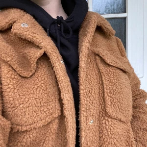 teddyjacka - En fin vinterjacka i teddy material. Färgen är som på första bilden!! Ren och fin, väldigt fin till vintern när man annars har mörka kläder och behöver en gnutta ”färg”. Mysig och passar en M/38. Ordinariepris; runt 500kr (tror jag). Fri frakt, tar endast swish! ✨🦋