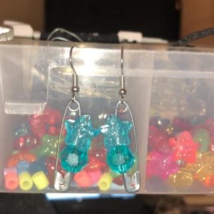 silverörhängen med blå stjärna<3 - suupersöta örhängen i silverfärg med blå stjärna (ej äkta silver)<3 frakt tillkommer på 11kr!!