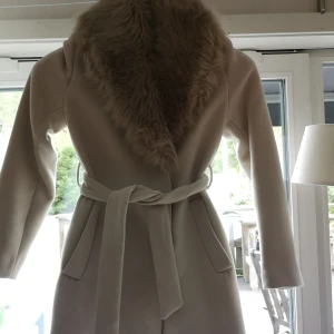 Kappa med fuskpäls, XS - Köpt från H&M förra året, inköpspris 799. Storlek XS Använd endast 2 gånger. Mycket fint skick