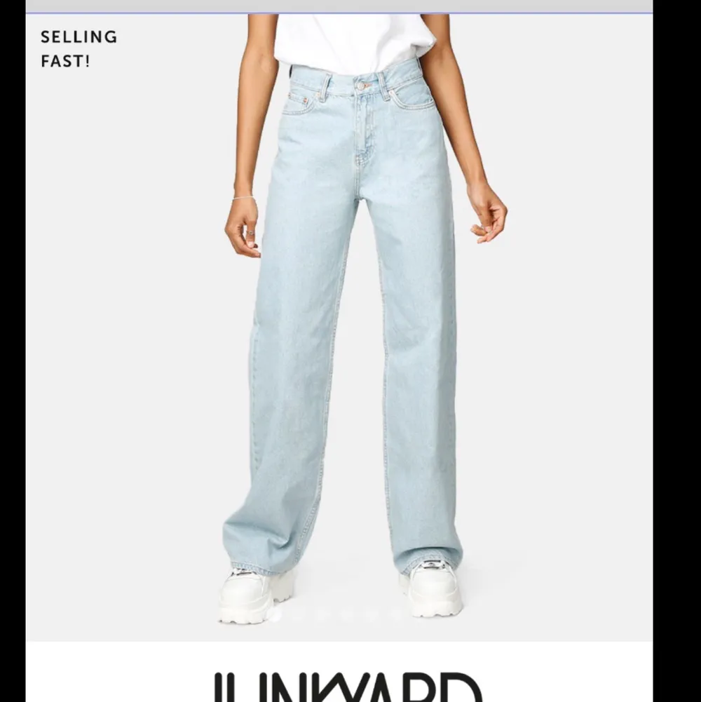 Jättefina wide leg jeans från Junkyard, storlek 31 (ungefär som L) Har sytt upp dem ca 1cm men de är fortfarande långa för mig som är ca 174 cm. Knappt använda pga för stora. Kolla gärna in mina andra annonser!💗. Jeans & Byxor.