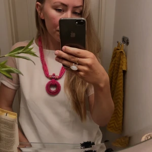 rosa halsband - från beyond retro💞