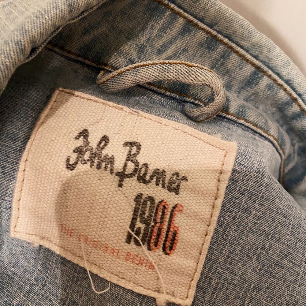 Köpt second hand i Paris för 30€ (ca 300kr), inte kommit till användning någon gång sedan dess tyvärr. 130:- vid snabb affär 🦎 Möts i Stockholm, köpare står för eventuell frakt!. Jackor.