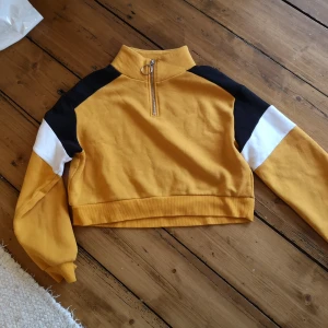 Croppad sweater i gult  - Snygg croppad sweater. Fint skick! Märkt xs men passar även S. 80kr pp 55kr