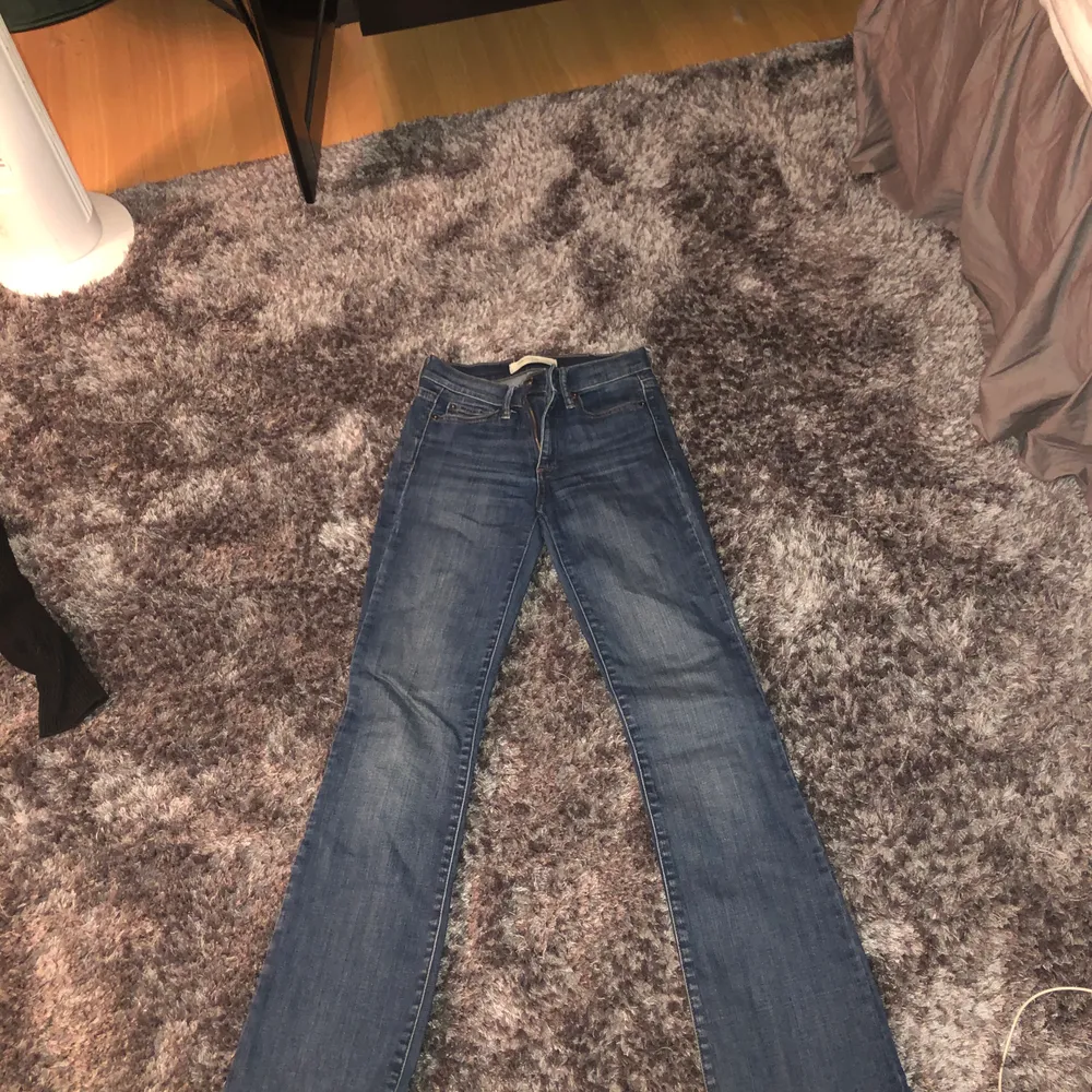 Utsvängda jeans från gap, med lite slitningar längst ner men annars bra skick, säljer pga för små för mig! Köparen står för frakt eller så kan jag mötas i Stockholm!. Farkut & Housut.