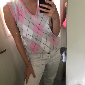 Stickad rosa vit rutig väst  - Stickad rutig rosa vit väst. Perfekt till lågmidjade jeans,  funkar till både vardag och fest!💓🙏🏼 Snygg att ha över en skjorta!! Pga stor intresse och att jag varit så dålig på att svara lägger jag ut den igen❤️Frakt tillkommer 25kr