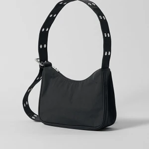 Weekday space mini handbag - Svart väska från Weekday. Använd en del men i bra skick utöver lite missfärgat spänne, se bild. Frakt 55kr eller upphämtning på Södermalm/i Hökarängen