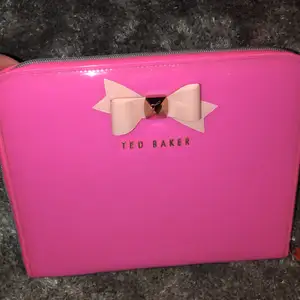 Ett skrikrosa glansigt ipadfodral, funkar för vilken iPad som helst, jättefin märkessfodral från Ted Baker.