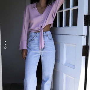 Zara jeans - Säljer mina vida zara jeans. Har klippt av de och se sista bilden för hur de ser ut (172cm är jag)