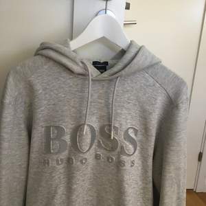 Säljer min Hugo Boss ”Soody” hoodie då jag har bytt stil. Jag köpte den från Zalando 2019 och digitalt kvitto går att hitta. Den går inte att hitta i butik längre.  Storlek Herr Medium.