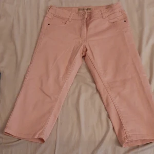 Pink shorts  - Gulligt plagg men jag säljer på grund av att det inte e min still längre👍🏼👍🏼💟 leveransen kostar 20 kr.