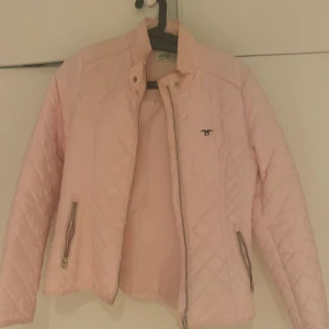 Rosa jacka - Perfekt material för alla väder