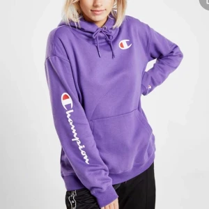 Oversized Champion hoodie  - En lila hoodie som är oversized. Den är knappt använd och stretchig. Hoodien passar alla storlekar från S- L. Om du är xs kommer den passa dig mer som en klänning hoodie. Köpte den för 500/600kr minns ej. Men säljer den för mycket mindre. Frakt ingår ej i priset.✨