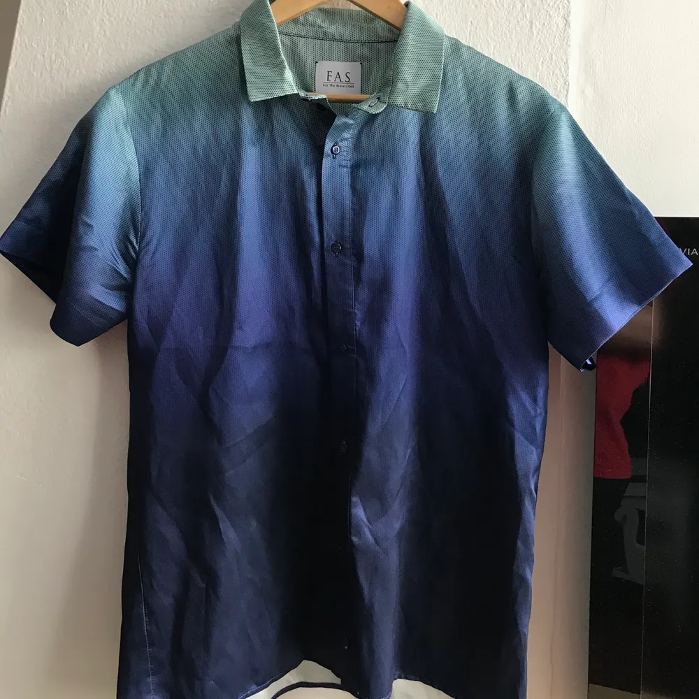 Fin sidenliknande skjorta som passar storlek M och L. Köparen betalar frakt!! Pris kan diskuteras . Skjortor.