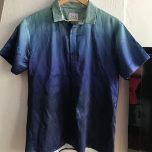 Fin sidenliknande skjorta som passar storlek M och L. Köparen betalar frakt!! Pris kan diskuteras 