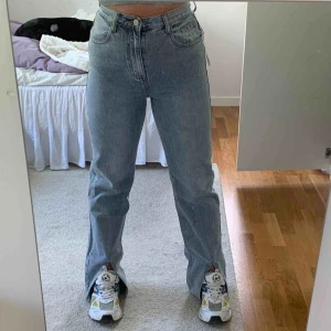  - Ljusblå jeans med slit fram från Boohoo, slut i sortimentet. Köpte dessa för 540 men tyvärr inte kommit till användning. Kontakta för fler bilder eller mer info, köparen står för frakt😊 