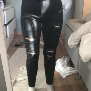 Levis storlek 27 - Snygga Levis byxor med hål, bra skick. Säljes inte längre. Köpta för 1299kr säljer för 200+frakt. 💓