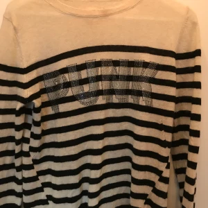 Cashmiretröja från Zadig - Säljer den här randiga cashmiretröjan från Zadig! En av mina favorittröjor men måste tjäna lite pengar så därför är jag tvungen att sälja den, tyvärr! Köpte för ca. 2500kr.