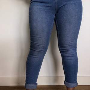 Säljer superstretchiga, högmidjade och jättesköna jeans i fin färg. Säljer då de inte längre är min stil. Jättefin passform som framhäver former och underbart skönt, lite tjockare, denim material. Köpta i London, använda i några månader, är dock i nyskick! Nypris ca 750 engelska pound. Frakt ingår ej