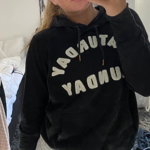 Hoodie❣️ - Hoodie från H&M köpt för längesen, använd men är i bra skick💕 buda gärna💓