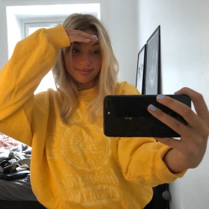 Stor College tröja från Bikbok, strl XS - Någorlunda bra skick, dock lite sliten men tycker det passar in på tröjan. Säljer för den inte kommer till användning. Säljer för 50kr, köparen får stå för frakten.