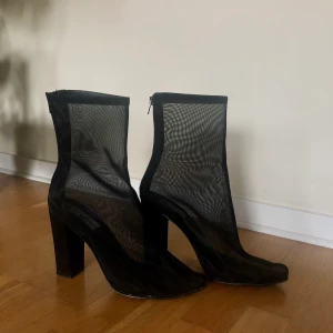 Transparenta klackar  - svarta klackar i transparent material från NLY shoes med en klack på ca 10 cm, använda en gång pga små i storleken