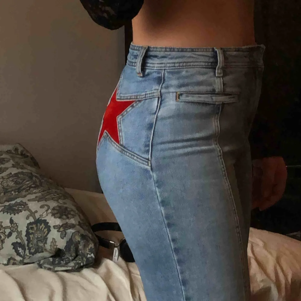 Superfina 70-tals jeans från Free people med 2 stjärnor på baksidan😍✨ Köpte dem för 1000kr och är endast använda en gång. De är utsvängda och lite stretchiga! Dem är så fina men kommer inte till användning & behöver pengar. . Jeans & Byxor.