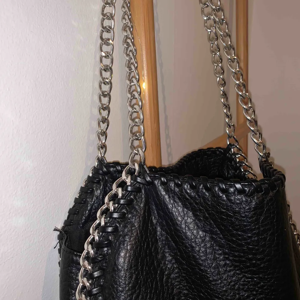 En snygg, väldigt rymlig, svart väska från märket Tiamo. Det är den största modellen av de tre som finns.🥰🤩 I väldigt bra skick pga sparsamt använd. 💜💜💜 Kan mötas upp i Falun eller skickas mot frakt.🤩🤩. Väskor.