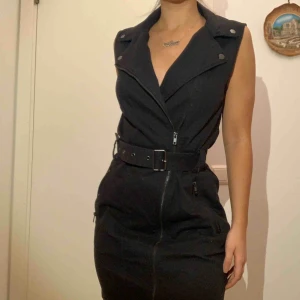  - Klänning från hm med skärp och fickor med dragkedja. Pris inkl frakt!!