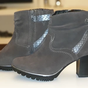  - Snygga stövletter från JANA i finaste mocka , äkta skinn, inget syntet. Grå i stl 38. Klackhöjd är 8 cm. Helt ny.