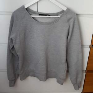 Snygg grå tröja från Lager 157. Varm tröja som passar perfekt nu till hösten. På lappen står det M, men tycker den är mer som en S. Frakt står köpare för!