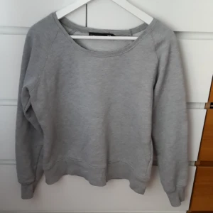  - Snygg grå tröja från Lager 157. Varm tröja som passar perfekt nu till hösten. På lappen står det M, men tycker den är mer som en S. Frakt står köpare för!
