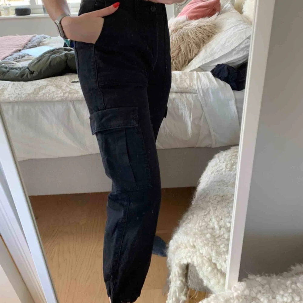 Urban outfitters black cargo pants, fit super well!! ✨ bought for 550 kr selling for 250 ✨ pick up in stockholm or pay for shipping 💖. Jeans & Byxor.