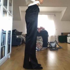 - Skitsnygga Filippa K byxor med slit på sidorna. Helt oanvända. Köparen står för frakt 64kr beroende på spårbar eller inte🌸🌸🌸