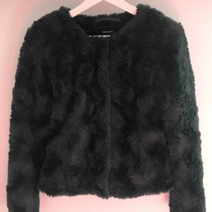  - En sjukt snygg faux-fur-jacka från Vero Moda i en mörkgrön färg. Säljer pga har alldeles för mycket jackor. Har använts under hösten år 2018 annars näst intill oanvänd. (Köparen står för frakten)