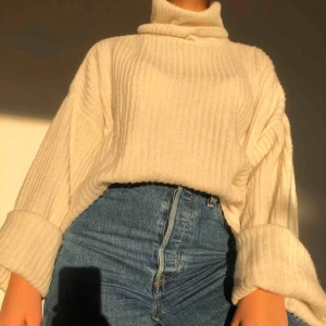  - Jätteskön stickad tröja från Ginatricot. Storlek: XL, men jag är storlek S och det funkar bra också! Lite lång i armarna bara. Möts endast i uppsala! :) 