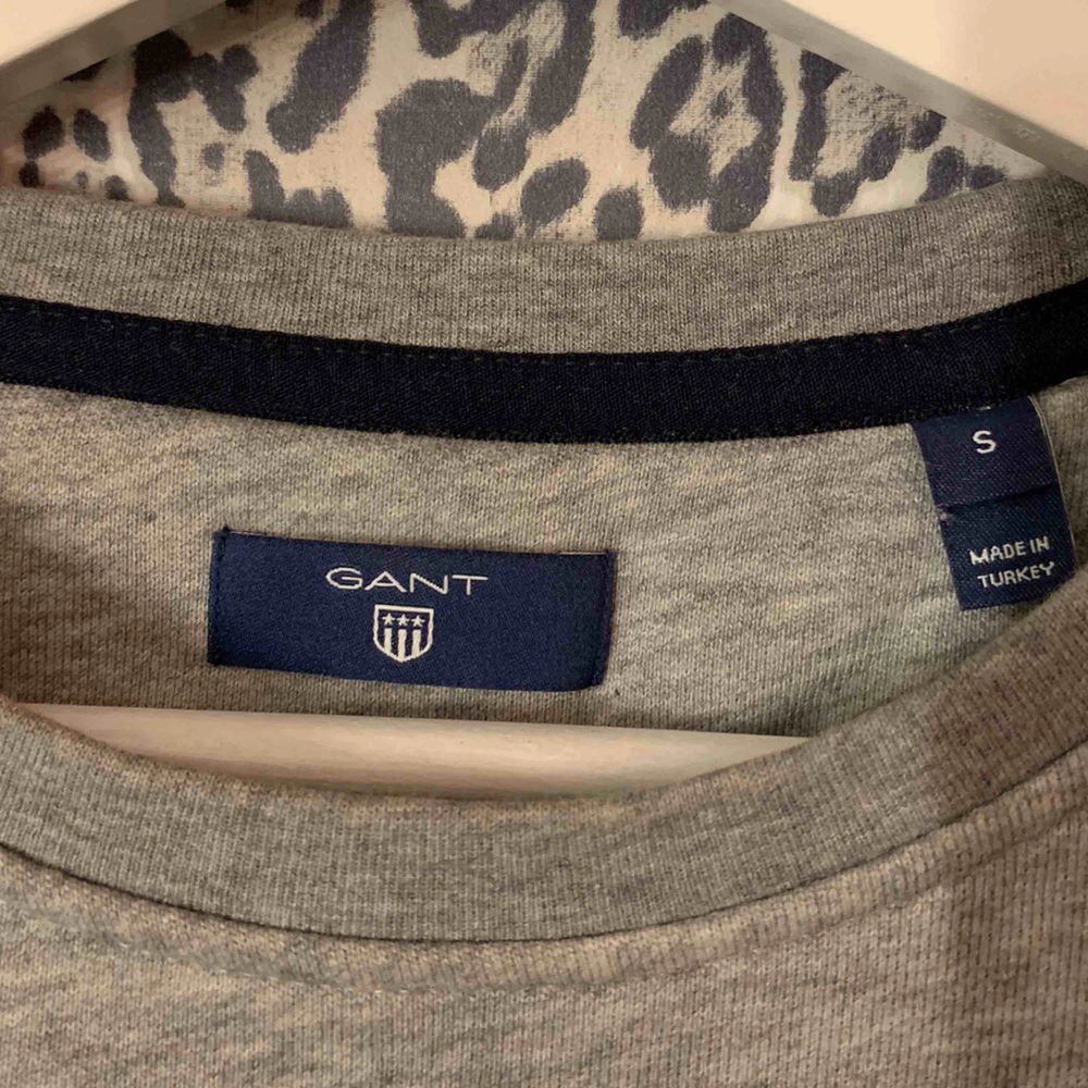 Äkta Gant sweatshirt som är använd endast 1 gång så ser ny ut. . Huvtröjor & Träningströjor.