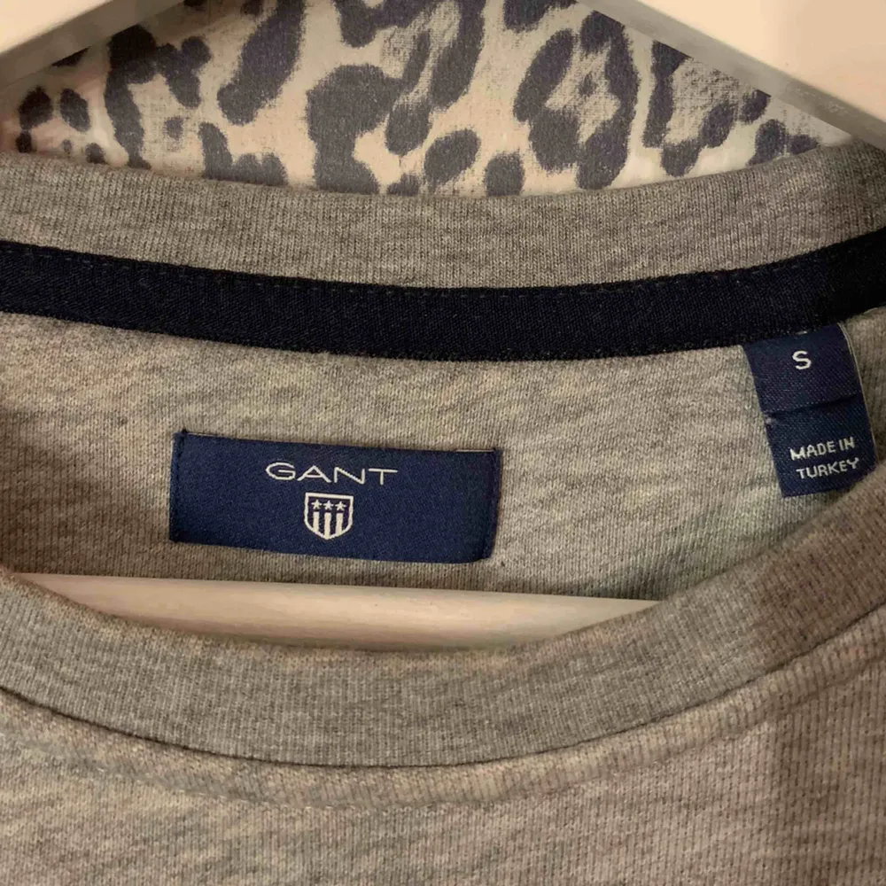 Äkta Gant sweatshirt som är använd endast 1 gång så ser ny ut. . Hoodies.