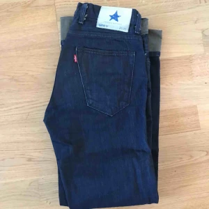  - LEVI’S jeans blå. Uppvikta nedtill. 