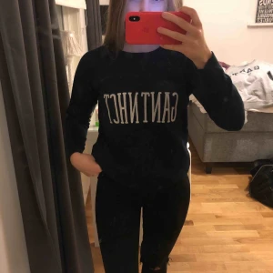  - Stickad gant tröja använd fåtal gånger, den är i väldigt fint skick 