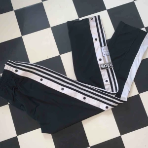  - Jättesnygga byxor från adidas, säljes pga att jag aldrig använder dom:/ frakt tillkommer 