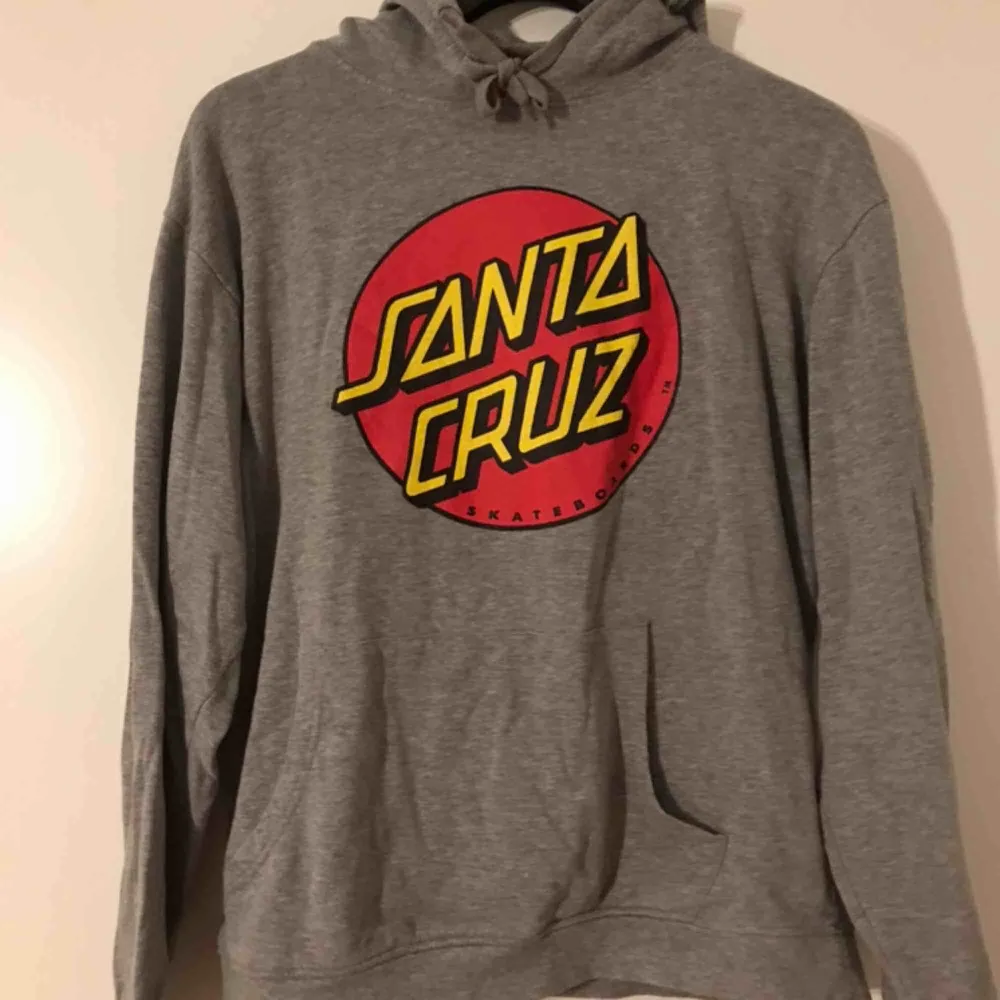 Cool hoodie ifrån Santa Cruz! Säljes pga av att den ej kommer till användning, köparen står för frakt!🥰. Hoodies.