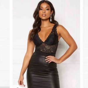  - Skit snygg svart spetsbody som är endast använd 1 gång.  Känner ingen användning för den så därför jag säljer den! Hur skön och bekväm som helst , dessutom så sjukt snygg!!! 😍🙈