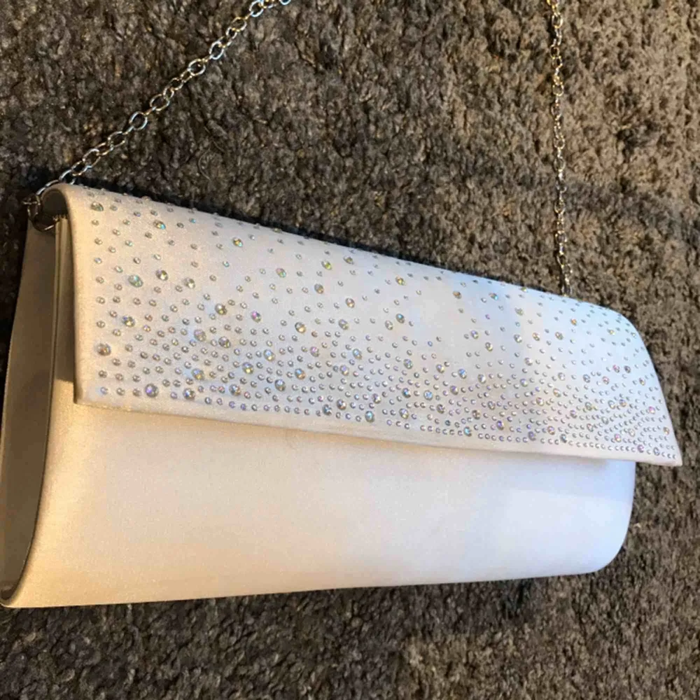 Handväska med avtagbar kedja från Mascara, använd en gång. Färg: vit Storlek: 11 x 24.5 x 5.5 cm. Väskor.