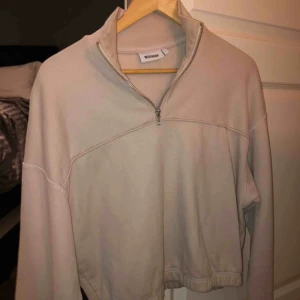  - Skön snygg tröja från weekday.  Beige  Använd ca 10 gånger men helt oförstörd  Super snygg och bekväm 💕💜🌸 kan mötas upp vart som i Stockholm 