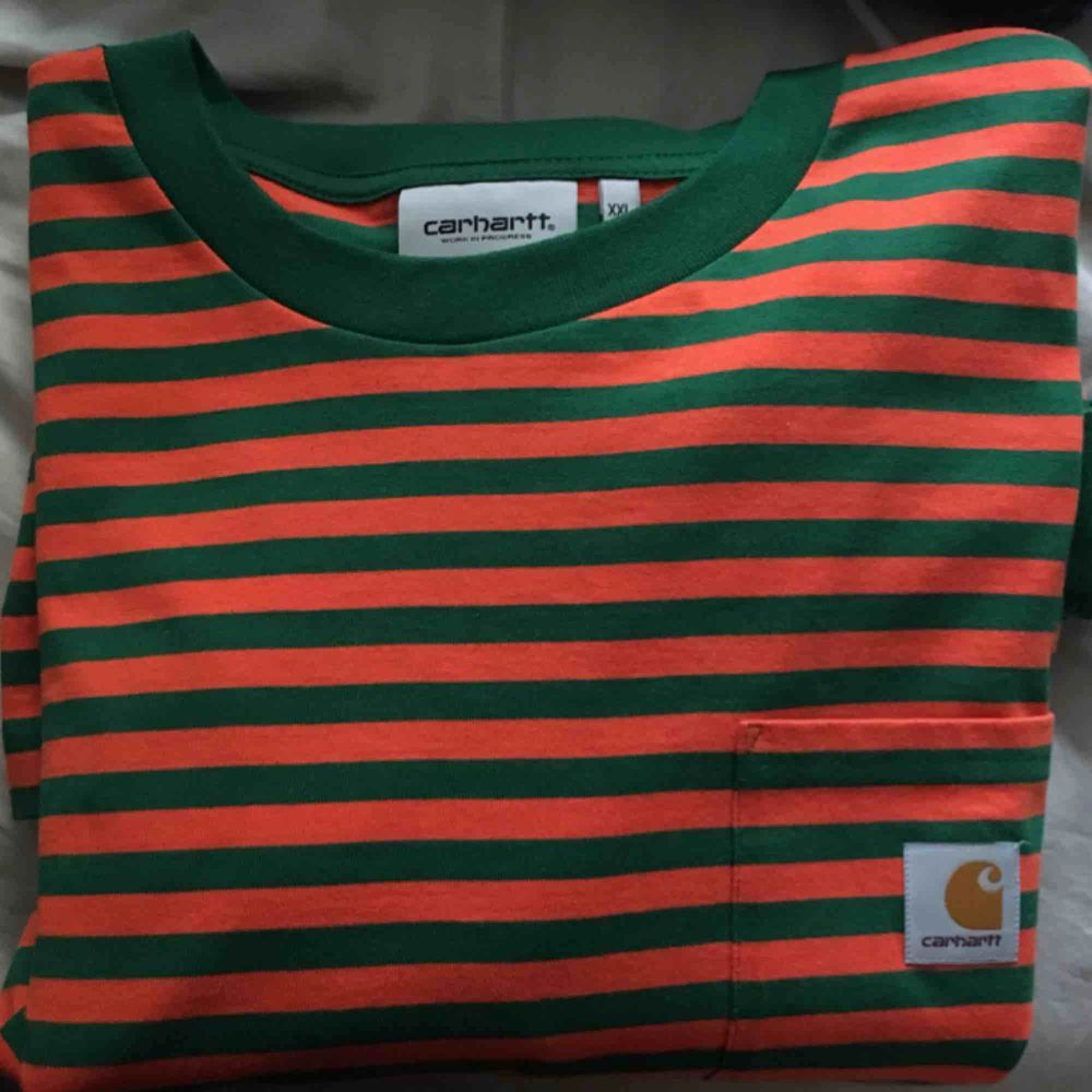 Carhartt Wip, Orange/grön randig tröja med bröstficka. Använd 1 gång. Nyskick! . Huvtröjor & Träningströjor.
