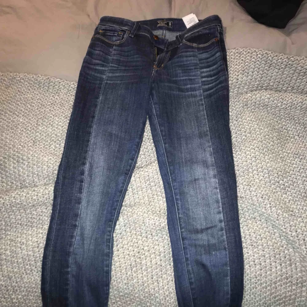 Tajta jeans från abercrombie strl 24 (00r). Jeans & Byxor.