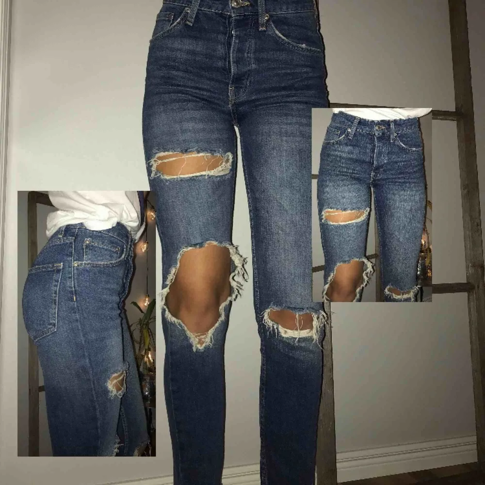 Ett nästan helt oanvända jeans, köptes för ca 1år sedan. Stretchiga, sitter bra och fint på kroppen. Hör gärna av dig vid frågor och pris 💞⚡️Jag är en S/36 och är 175cm lång. Frakt: 50kr . Jeans & Byxor.
